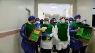 توزیع غذای متبرک در یکی از بیمارستان‌ها‌ی تهران