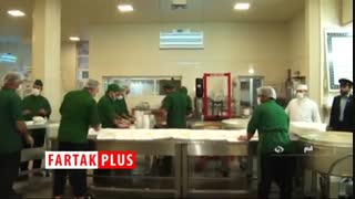 پخت غذای تبرکی حرم مطهر حضرت معصومه (س) در روزهای کرونایی